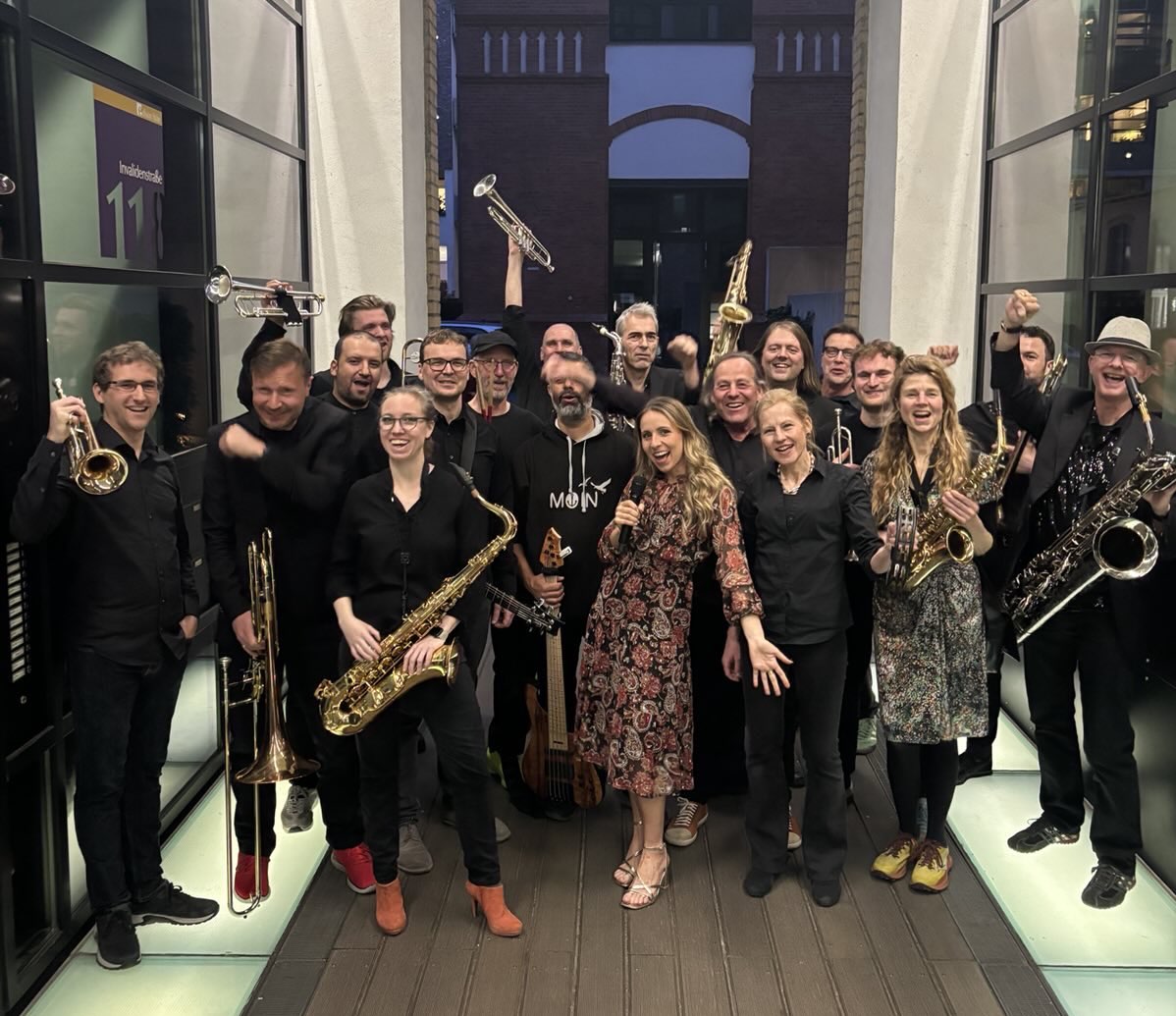 Photo der Funky Bigband Berlin Photo der Bigband beim Spielen